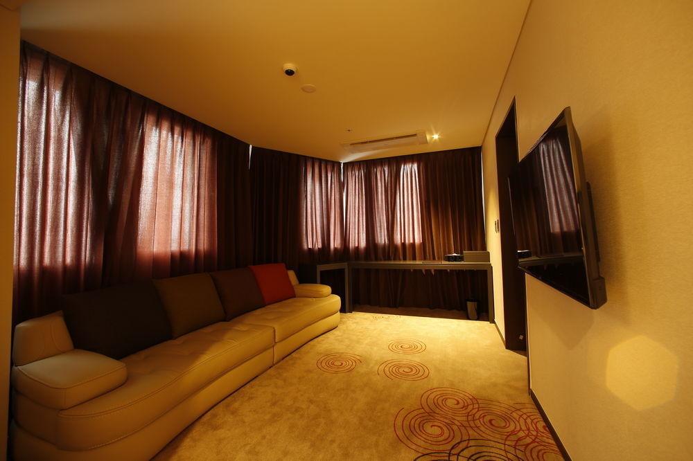 Golden Daisy Hotel Seogwipo Dış mekan fotoğraf