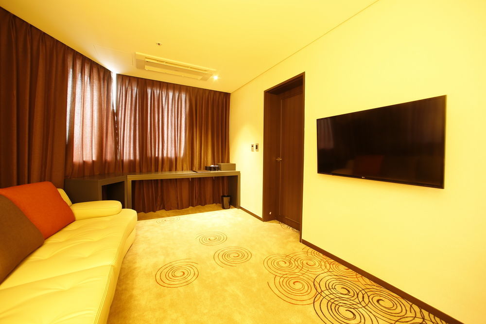 Golden Daisy Hotel Seogwipo Dış mekan fotoğraf