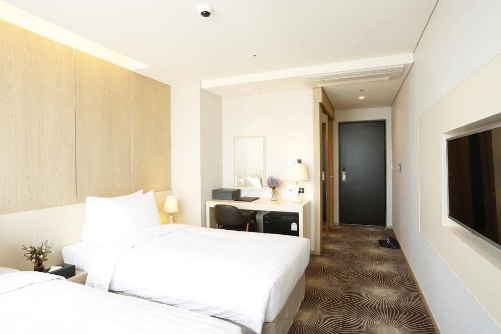 Golden Daisy Hotel Seogwipo Dış mekan fotoğraf
